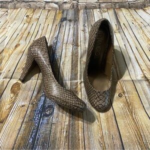 Via Neroli Pearlized Snake Skin Design Tan Gold Platform Pumps